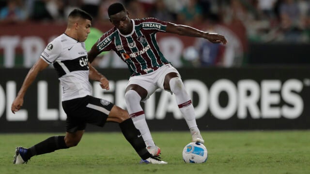 Luiz Henrique (d) disputa un balón con Marcos Gómez de Olimpia. EFE/Antonio Lacerda POOL