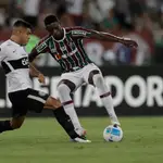Luiz Henrique (d) disputa un balón con Marcos Gómez de Olimpia. EFE/Antonio Lacerda POOL