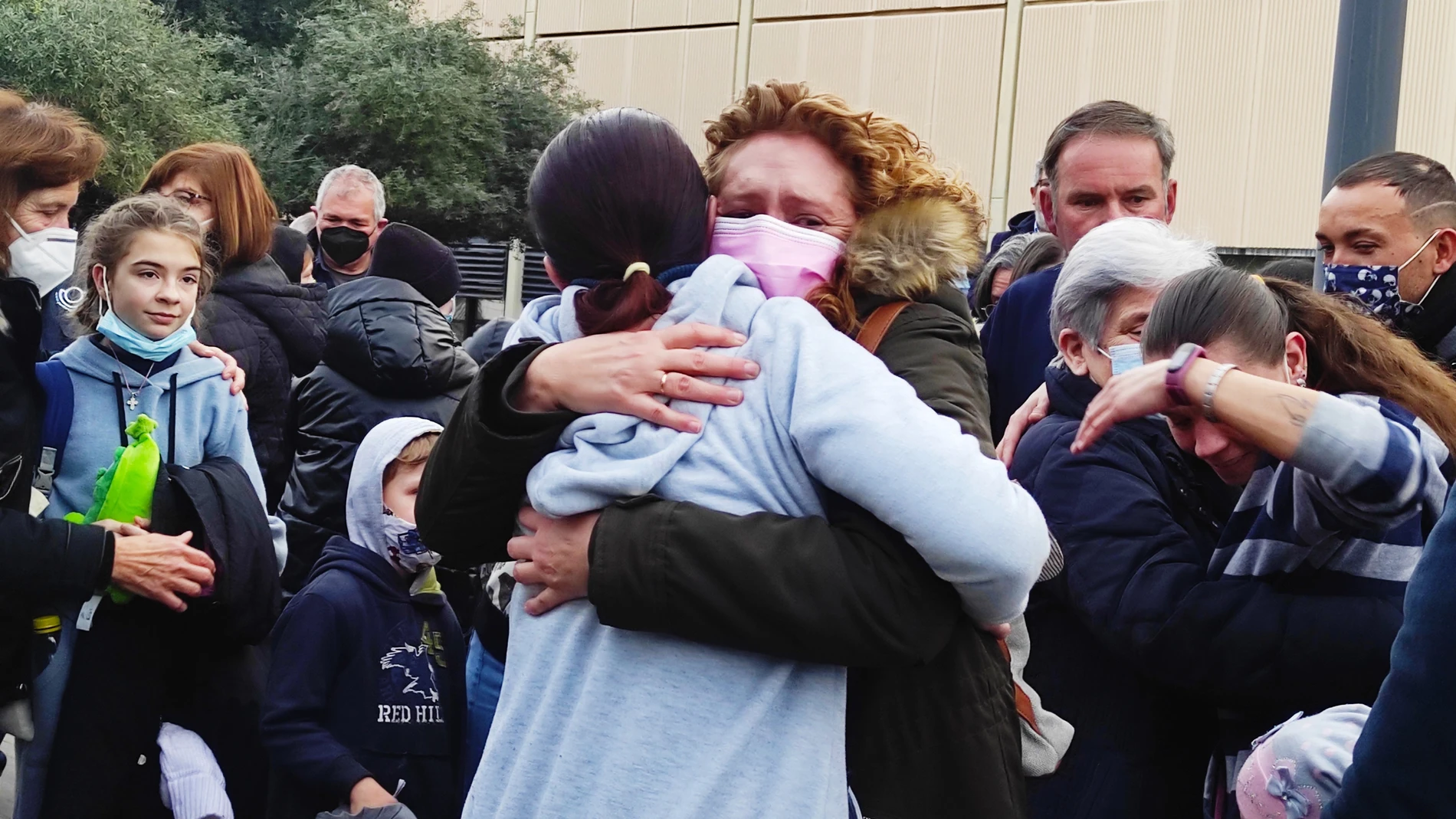 Una mujer ucraniana abraza a su madre de acogida a la llegada de un bus con refugiados a la Universitat Politècnica de València