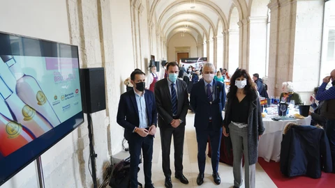 El presidente de la Diputación de Valladolid, Conrado Íscar, y el alcalde de la capital del Pisuerga, Óscar Puente, asiste a la inauguración de la Sesión de Vinos Rosados del Concurso Mundial de Bruselas en 2022.