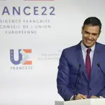 El presidente del Gobierno, Pedro Sánchez, en rueda de prensa tras asistir a la cumbre informal de jefes de Estado y Gobierno comunitarios que se celebra en Versalles (Francia)