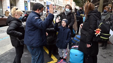 Los empresarios leoneses David De la Riva y Francisco Javier Colino, que viajaron a Polonia con sus propios vehículos y cargados de productos, llegan a la estación de autobuses de Burgos con ocho personas de dos unidades familiares diferentes de Ucrania