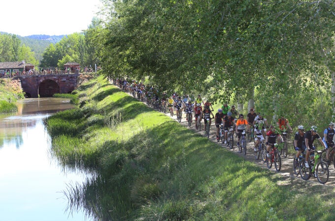 Marcha cicloturista en BTT por el Canal de Castilla