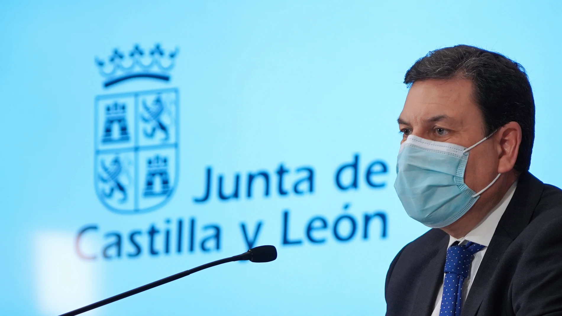 El consejero de Economía y Hacienda y portavoz en funciones, Carlos Fernández Carriedo, comparece en rueda de prensa posterior al Consejo de Gobierno.