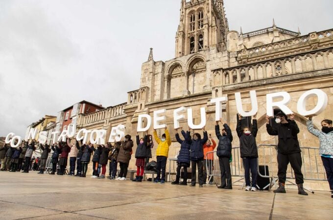 Un gran abrazo a la Catedral de Burgos para celebrar el Día de Escuelas Católicas y reclamar por la paz en Ucrania