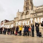 Un gran abrazo a la Catedral de Burgos para celebrar el Día de Escuelas Católicas y reclamar por la paz en Ucrania