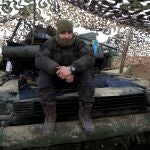 Un soldado ucraniano sobre un blindado hace guardia cerca de Kiev