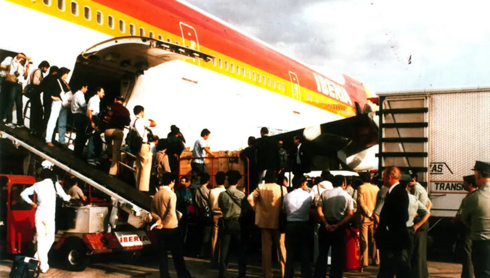 El vuelo de Iberia con el &quot;Guernica&quot; en la bodega a su llegada a Barajas el 10 de septiembre de 1981