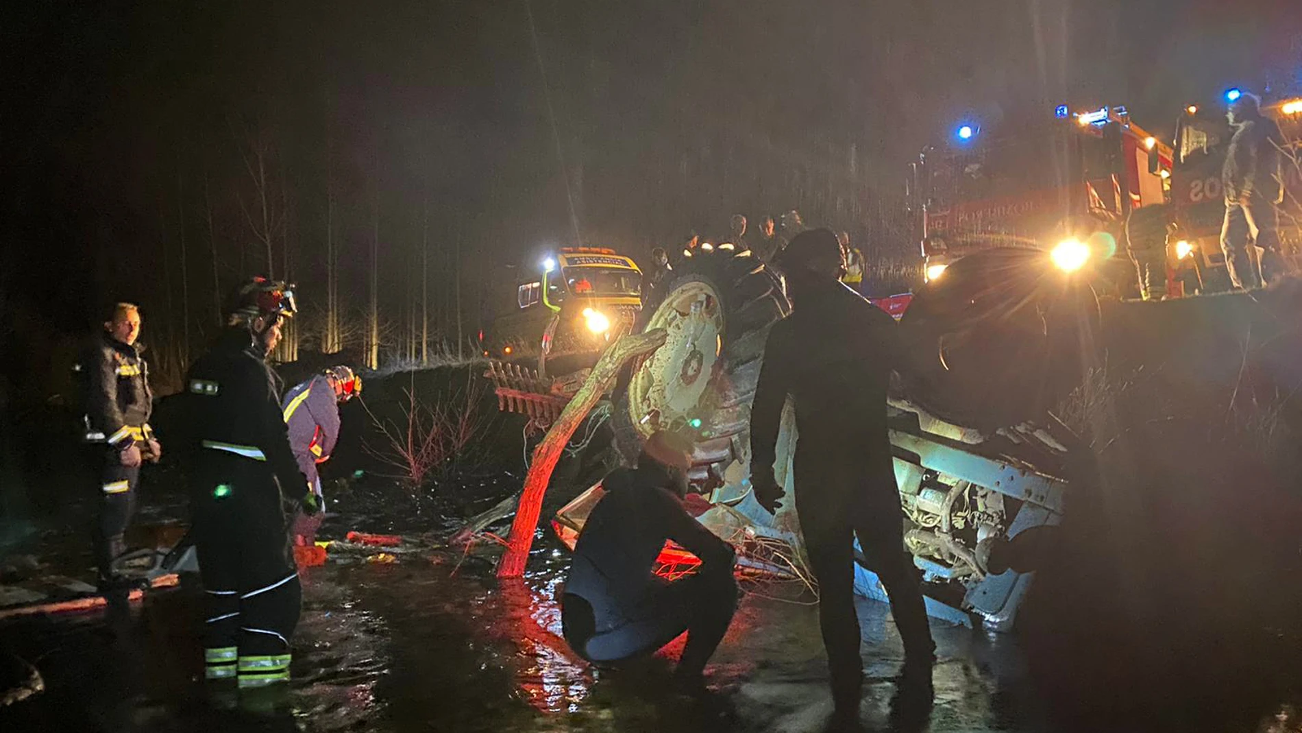 Herido un varón de 78 años tras caer con su tractor al río en Villalís de Valduerna (León)