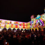 Espectáculo de luz y sonido durante la apertura del Año Jubilar Teresiano por el IV Centenario de la canonización de Santa Teresa, hoy en la plaza del Mercado Chico de Ávila