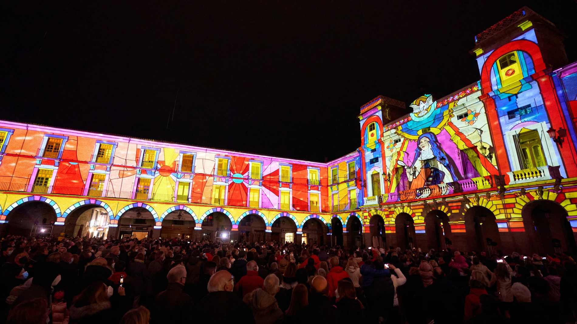 Ávila abre los actos del IV Centenario de la Canonización de Santa Teresa  con un un gran espectáculo de luz y color en torno a su figura