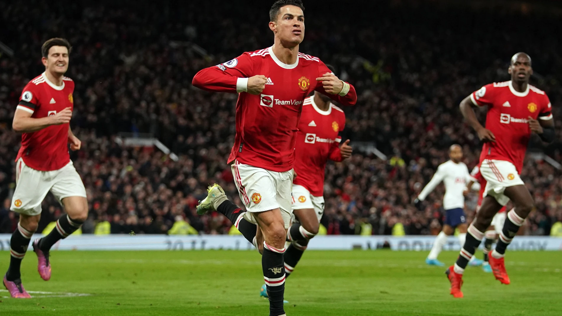 Cristiano Ronaldo celebra el tercero de los goles que le ha marcado al Tottenham en Old Trafford