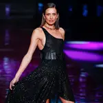 La modelo Nieves Alvarez luce una creación de &quot;Lola Casademunt&quot; en la pasarela de la colección durante la Pasarela Cibeles Mercedes-Benz Fashion Week Madrid 2022 en Madrid, el sábado 11 de marzo de 2022.