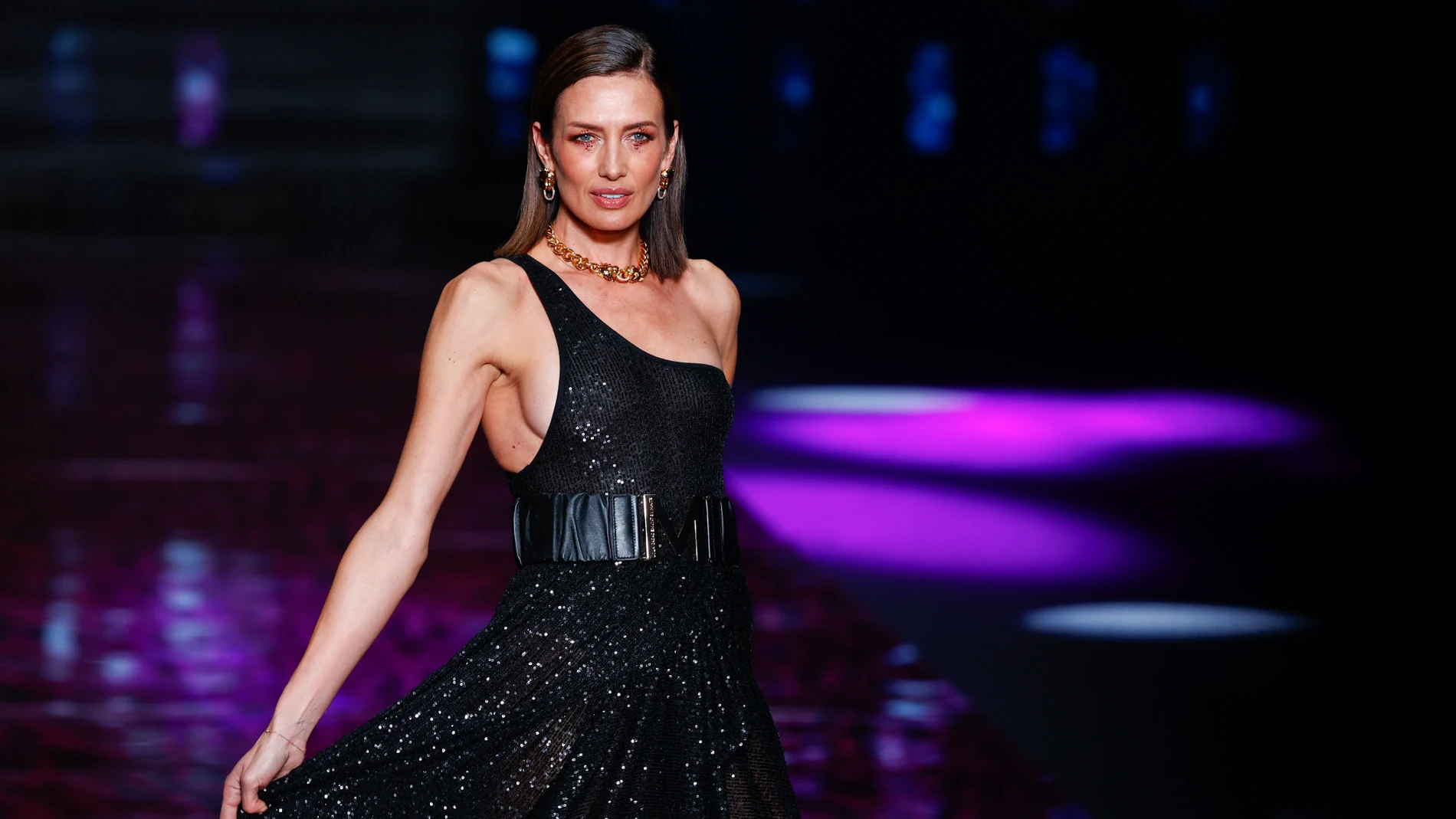 La modelo Nieves Alvarez luce una creación de "Lola Casademunt" en la pasarela de la colección durante la Pasarela Cibeles Mercedes-Benz Fashion Week Madrid 2022 en Madrid, el sábado 11 de marzo de 2022.
