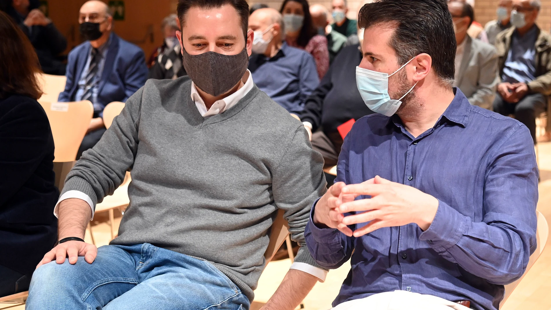 El secretario general del PSOE de Castilla y León, Luis Tudanca, conversa con Daniel de la Rosa durante la Asamblea Extraordinaria de la Agrupación Local del PSOE de Burgos