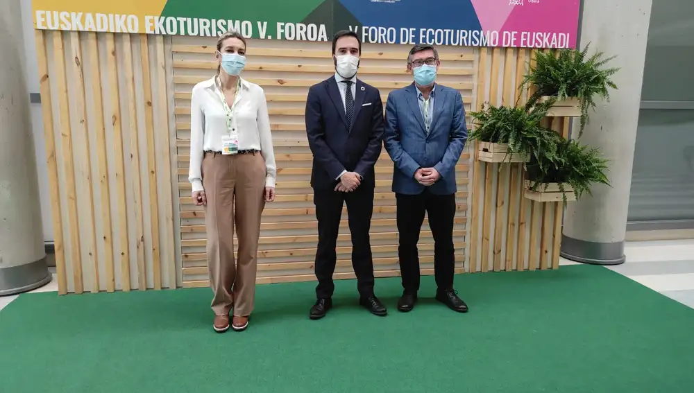La directora general de Turismo de la Consejería de Cultura y Turismo, María Estrella Torrecilla y el director general de Patrimonio Natural y Política Forestal en funciones, José Ángel Arranz en el V Foro de Ecoturismo de Euskadi