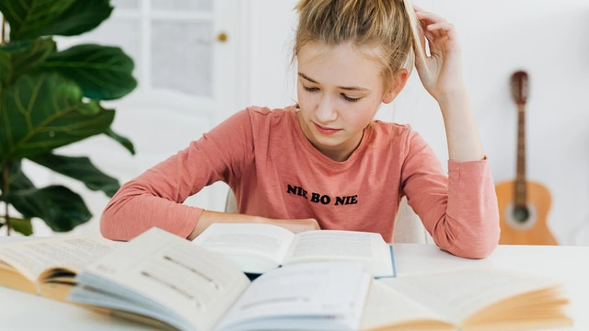 Una estudiante de Castilla y León con un libro de lectura