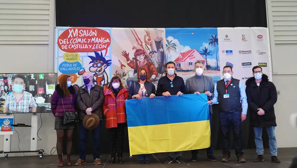 Las autoridades muestran una bandera de Ucrania durante la inauguración del Salón del Cómic
