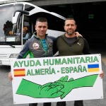 El asturiano David González (i) y el almeriense Ramón Ortiz (d), se han unido para movilizar un autocar desde Almería con el que recoger a 20 niños de un orfanato de Ucrania