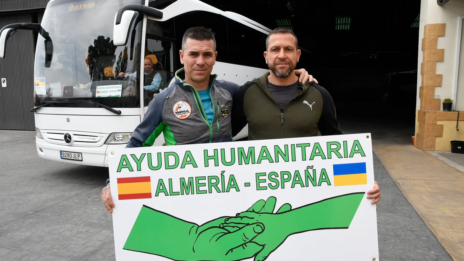 El asturiano David González (i) y el almeriense Ramón Ortiz (d), se han unido para movilizar un autocar desde Almería con el que recoger a 20 niños de un orfanato de Ucrania