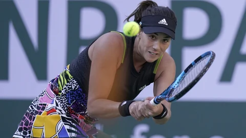 Garbiñe Muguruza intenta devolver la bola en su partido ante Alison Riske