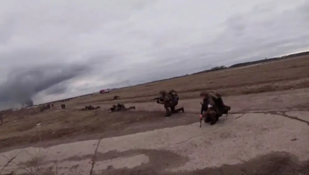Paracaidistas rusos durante la toma de control del aeropuerto de Hostomel, a las afueras de Kiev
