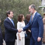 El presidente de Castilla y León, Alfonso Fernández Mañueco saluda al Rey