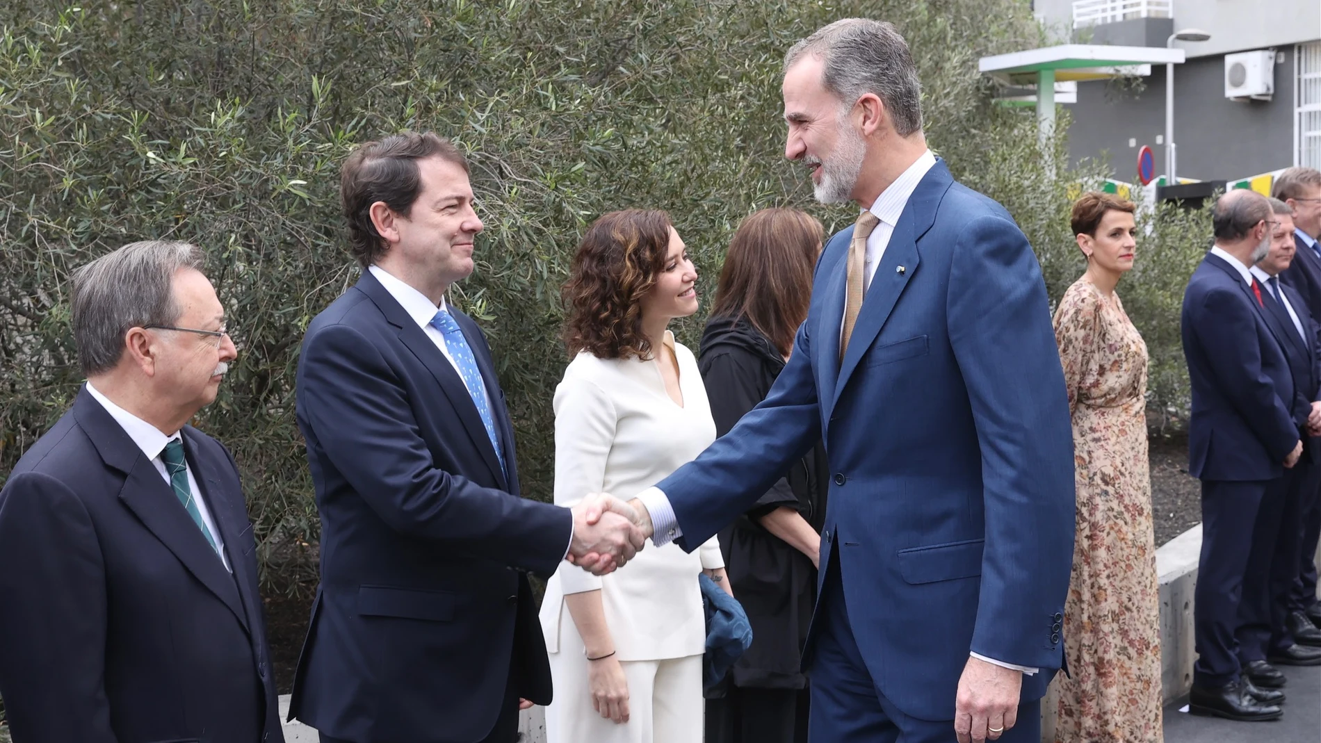 El presidente de Castilla y León, Alfonso Fernández Mañueco saluda al Rey