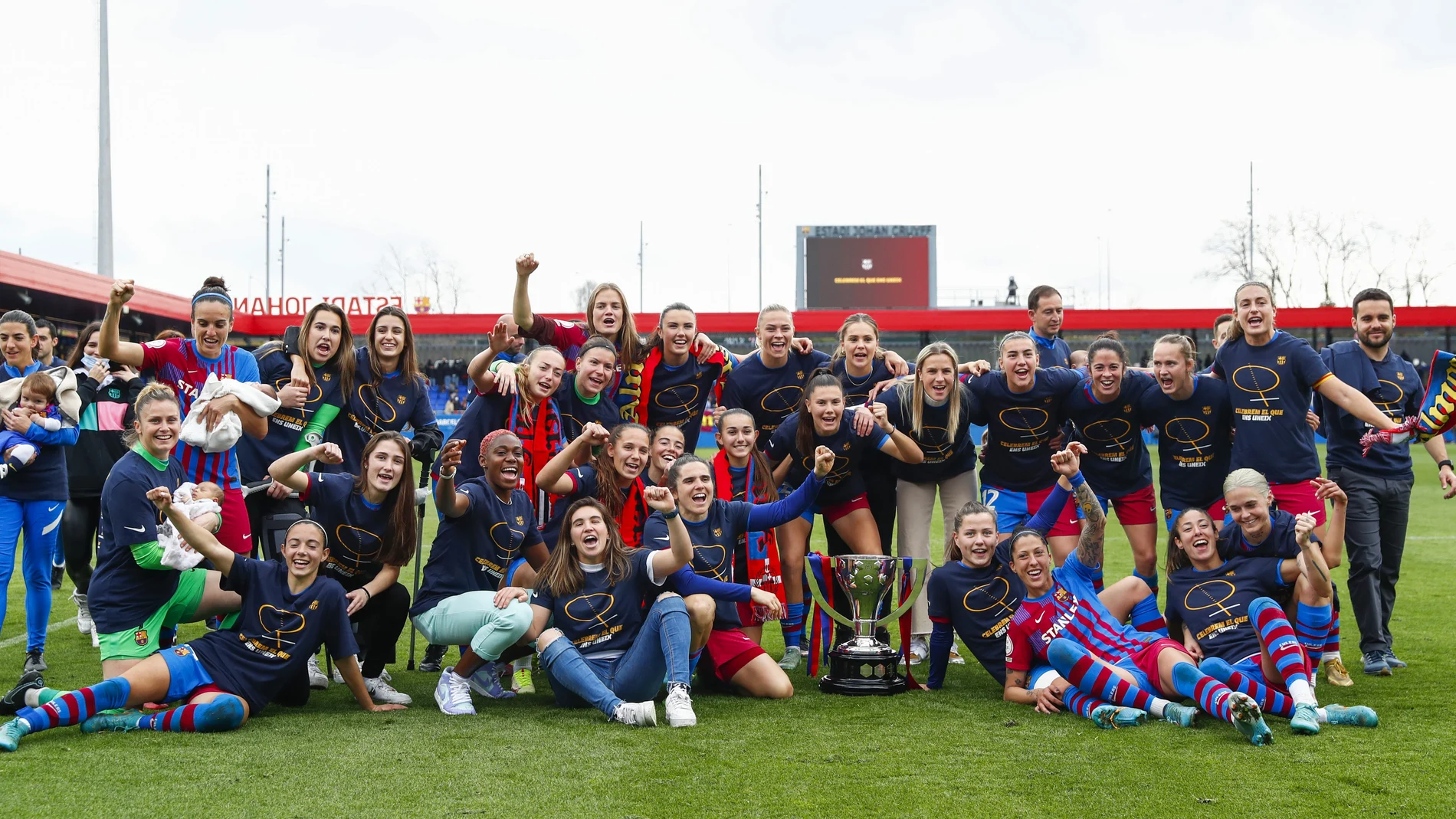 Las jugadoras del Barcelona celebran el título de Liga