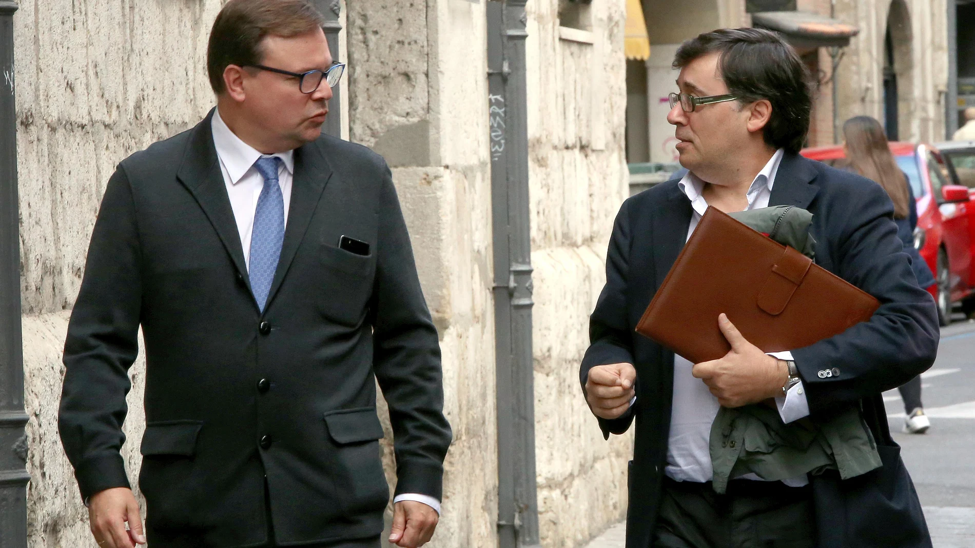 El exsecretario y viceconsejero de Economía y exconsejero delegado en Gesturcal, Rafael Delgado (D), volverá a sentarse en el banquillo por el caso de la "Perla Negra"