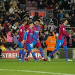 Los jugadores del Barcelona celebran uno de los goles que marcaron a Osasuna