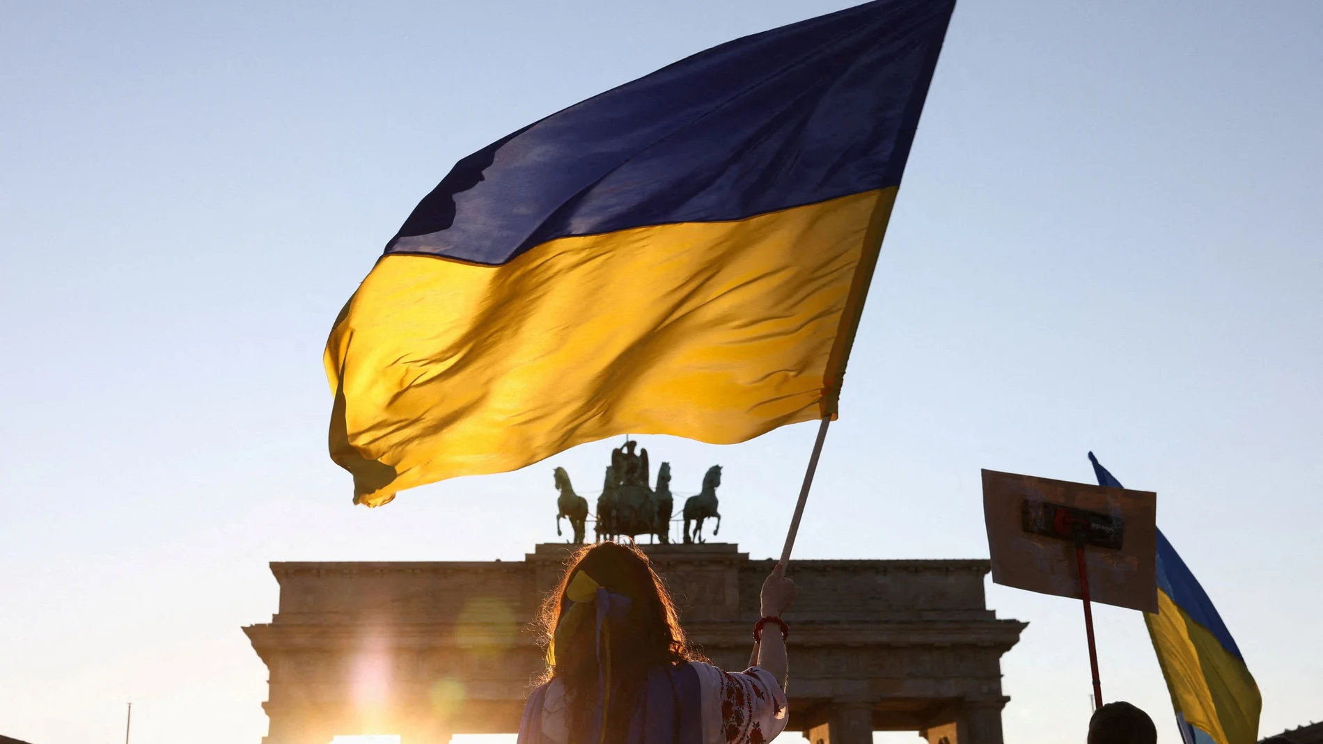 Una bandera de Ucrania ondea en la puerta de Brandeburgo, en Berlín