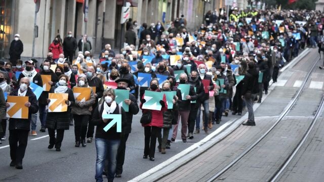 Varias personas en la concentración convocada por Sare a favor de los presos de ETA