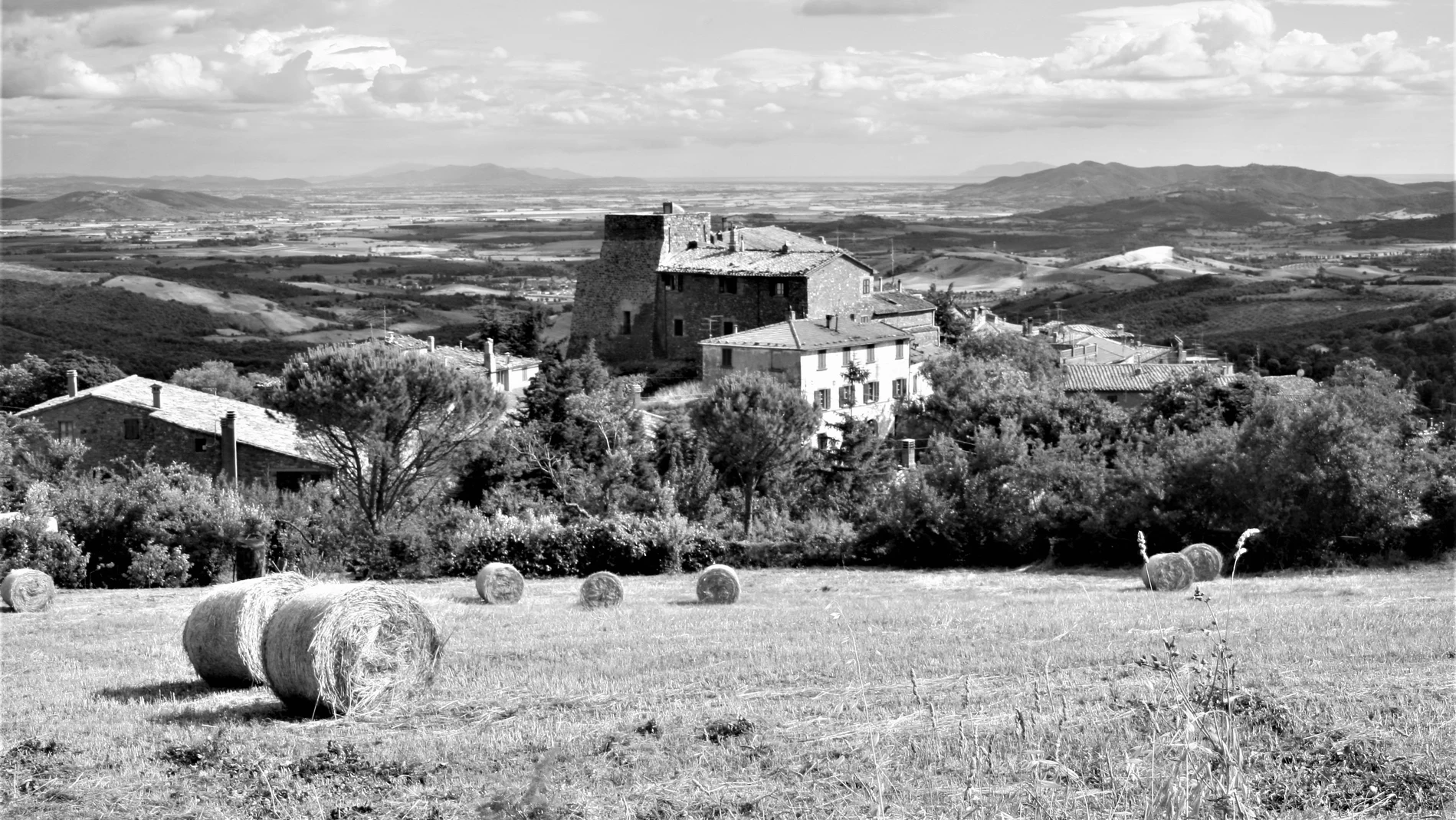 La Toscana es una de las regiones más inspiradoras de Europa y, ahora, lugar escogido por Ilia Galán (en la imagen de abajo) en su nueva obra