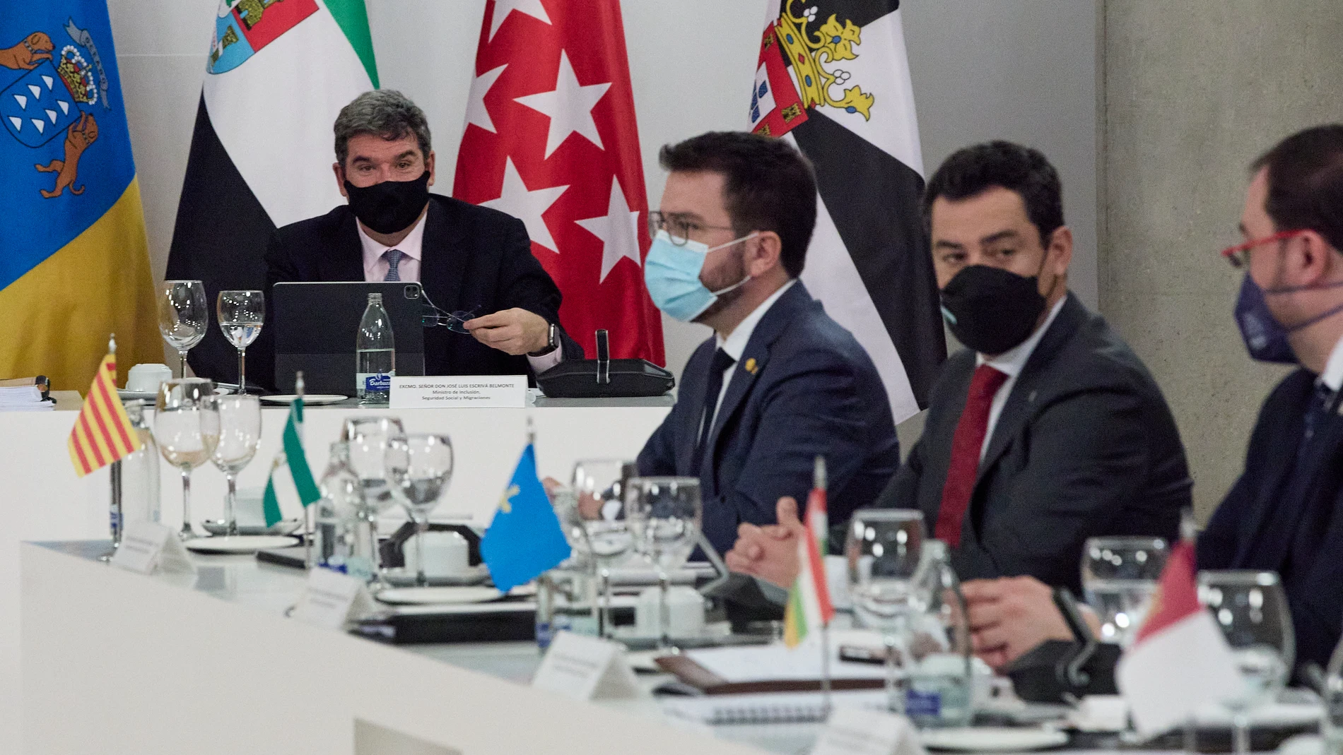 (I-D) El ministro de Inclusión, Seguridad Social y Migraciones, José Luis Escrivá; el presidente de la Generalidad de Cataluña; Pere Aragonès; el presidente de la Junta de Andalucía, Juan Manuel Moreno; y el presidente de Asturias, Adrián Barbó; durante la Conferencia de Presidentes.