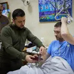  Guerra Ucrania-Rusia, última hora: Zelenski visita en un hospital a los soldados heridos