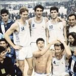 Petrovic, sin camiseta, en plena "celebración" de la Recopa ganada por el Real Madrid al Snaidero en 1989