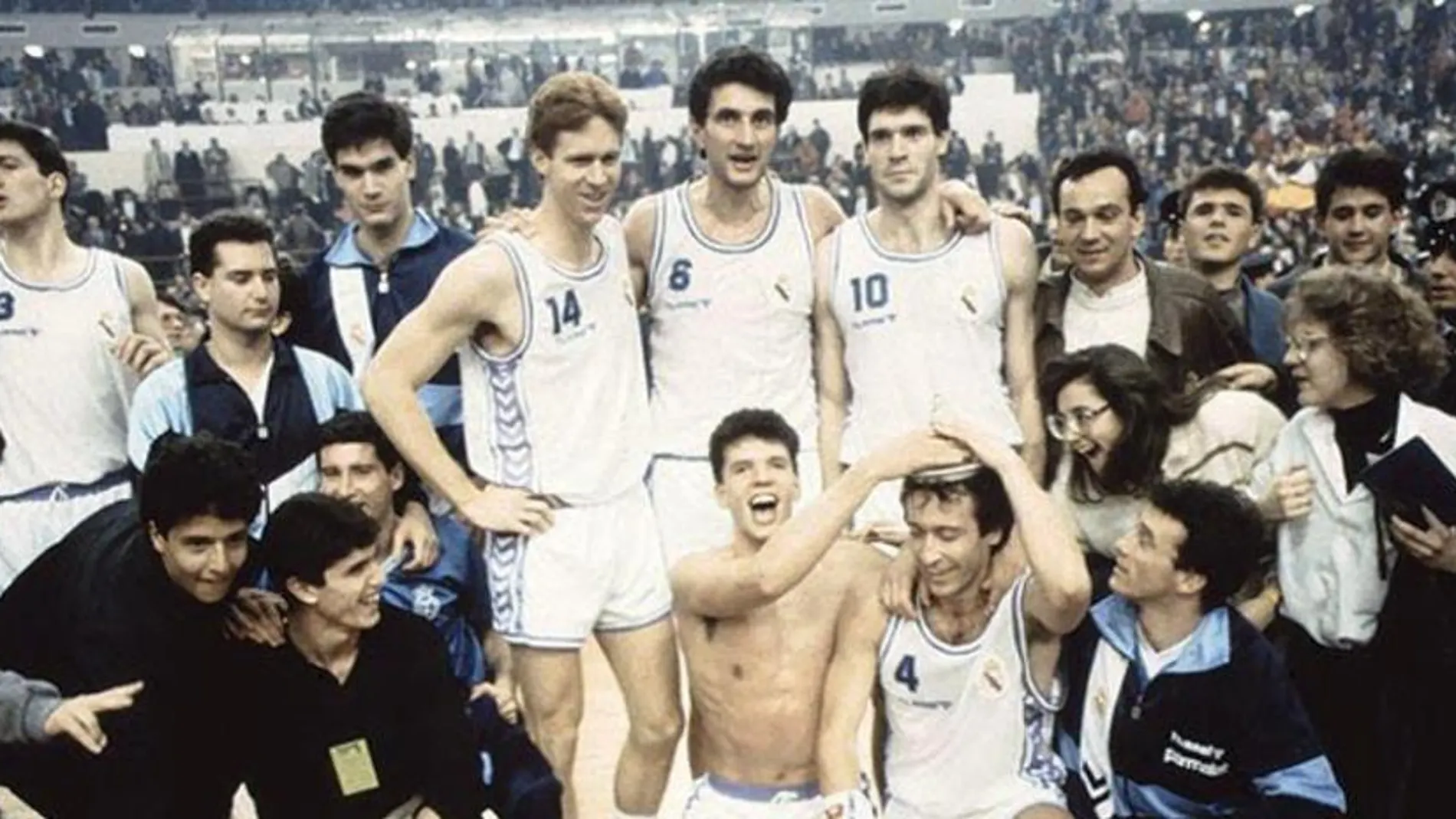 Petrovic, sin camiseta, en plena "celebración" de la Recopa ganada por el Real Madrid al Snaidero en 1989