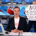 Marina Ovsiannikova se coloca detrás de la presentadora de la cadena rusa