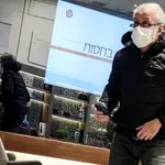Roman Abramovich en el aeropuerto de Israel antes de regresar a Moscú