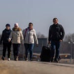 Varias personas llegan al campamento de refugiados en Budomierz (Polonia), en el paso fronterizo con Ucrania