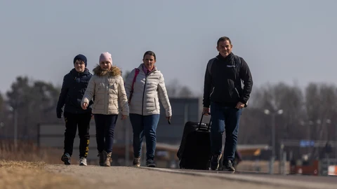 Varias personas llegan al campamento de refugiados en Budomierz (Polonia), en el paso fronterizo con Ucrania