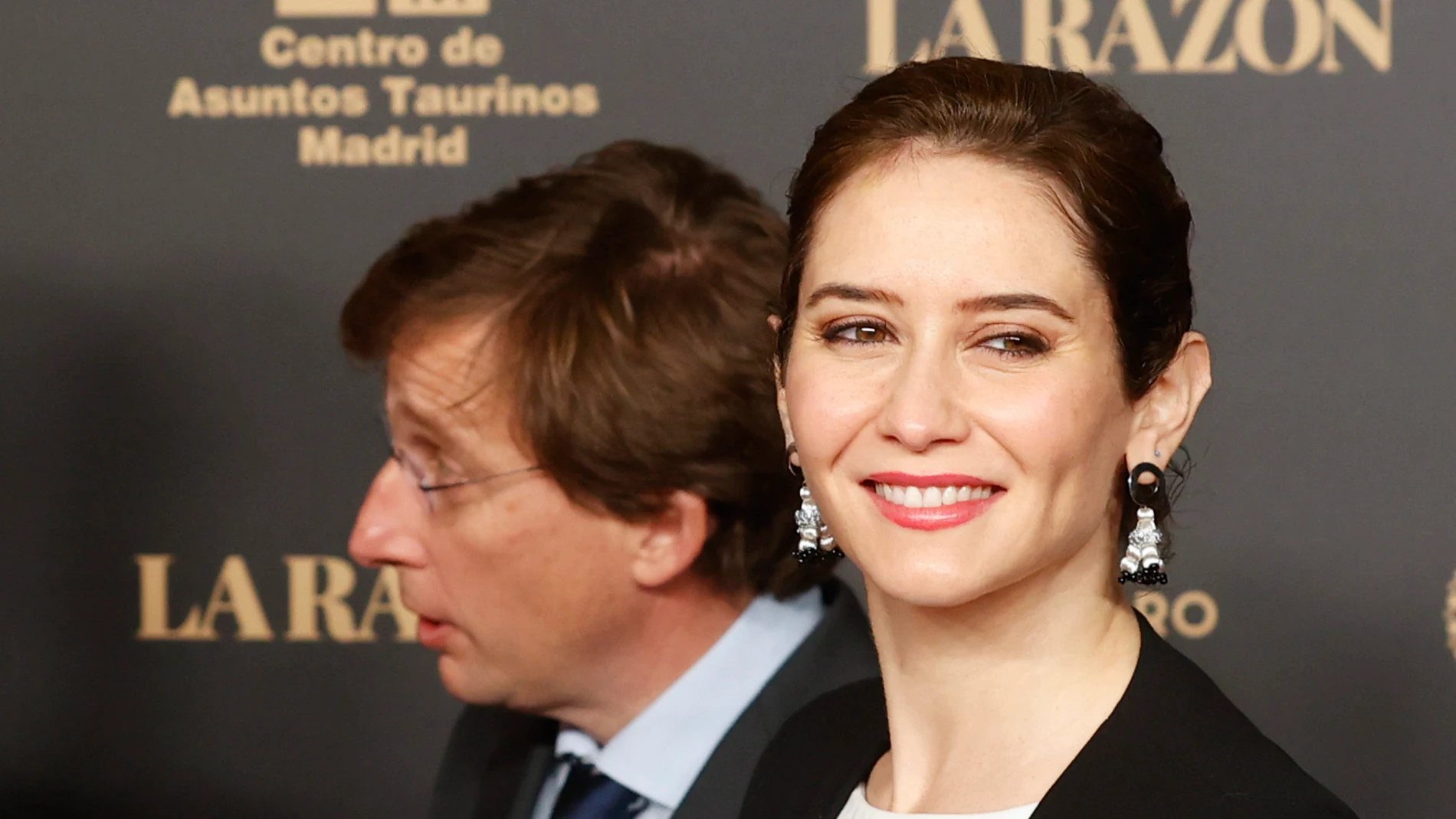 El alcalde de Madrid, José Luis Martínez-Almeida (i), y la presidenta de la Comunidad de Madrid, Isabel Díaz Ayuso (d), durante la presentación de la Feria San Isidro 2022
