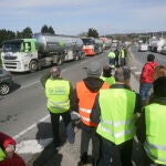Varios transportistas participantes en la huelga del transporte en el Polígono de O Ceao, en Lugo