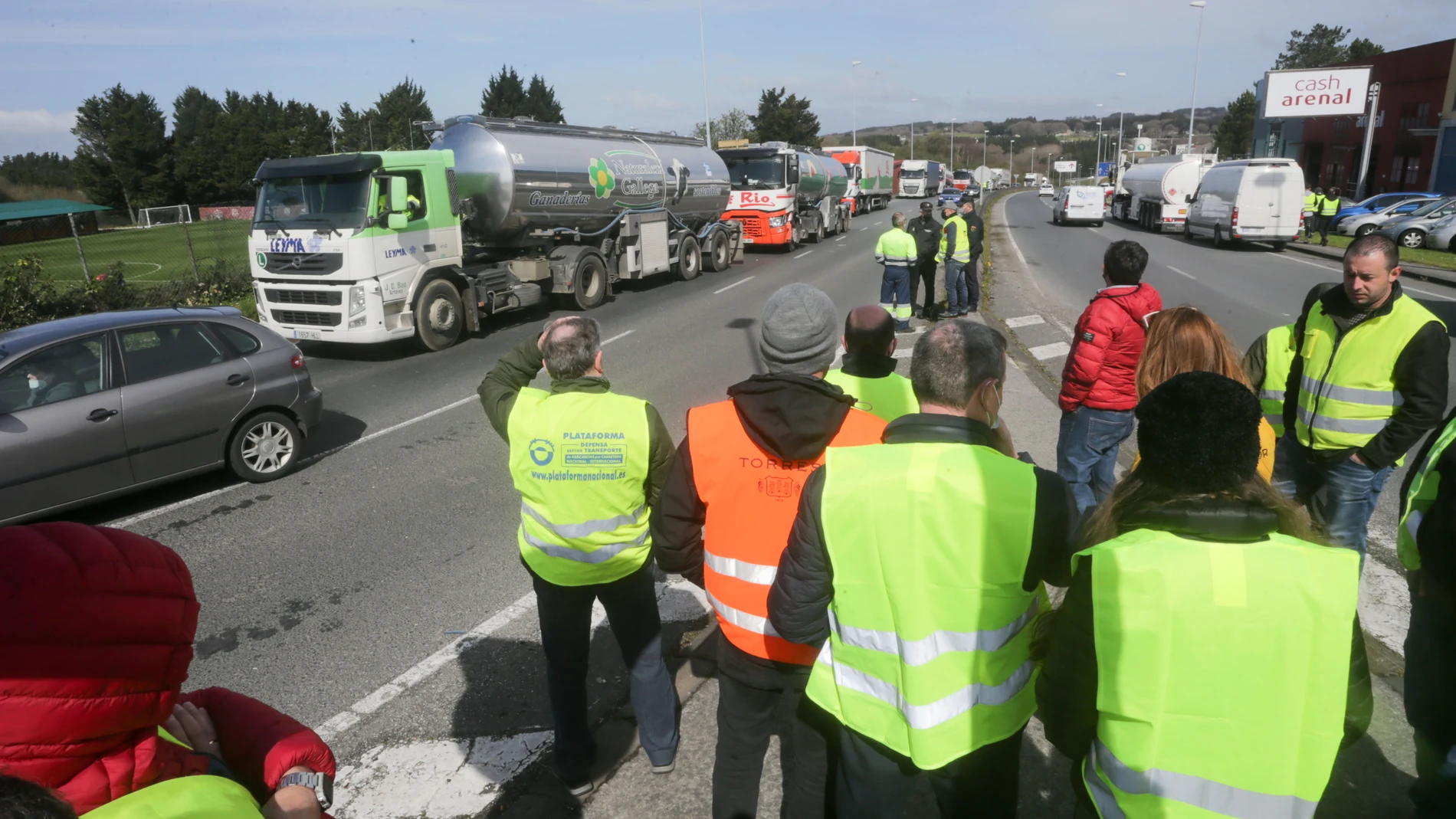 Varios transportistas participantes en la huelga del transporte en el Polígono de O Ceao, en Lugo