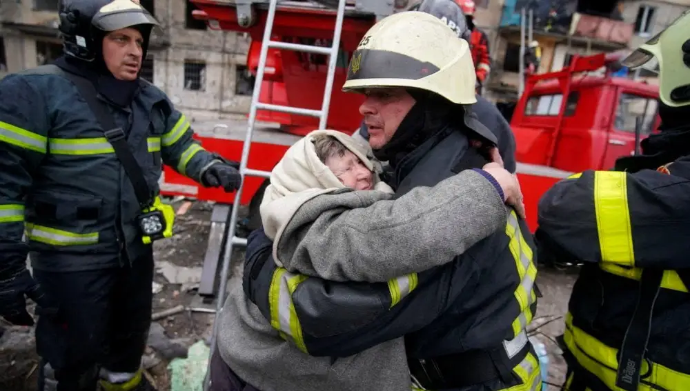 Los equipos de rescate en el edificio bombardeado en Kiev