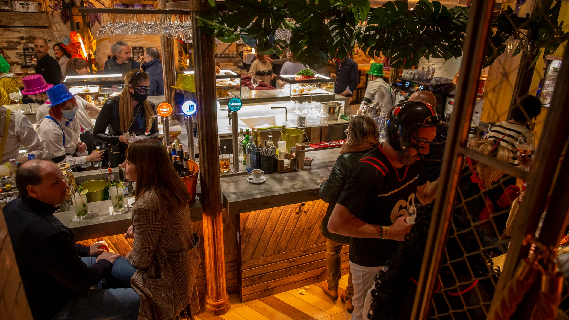 Clientes toman una consumición en un bar de Vitoria (País Vasco)