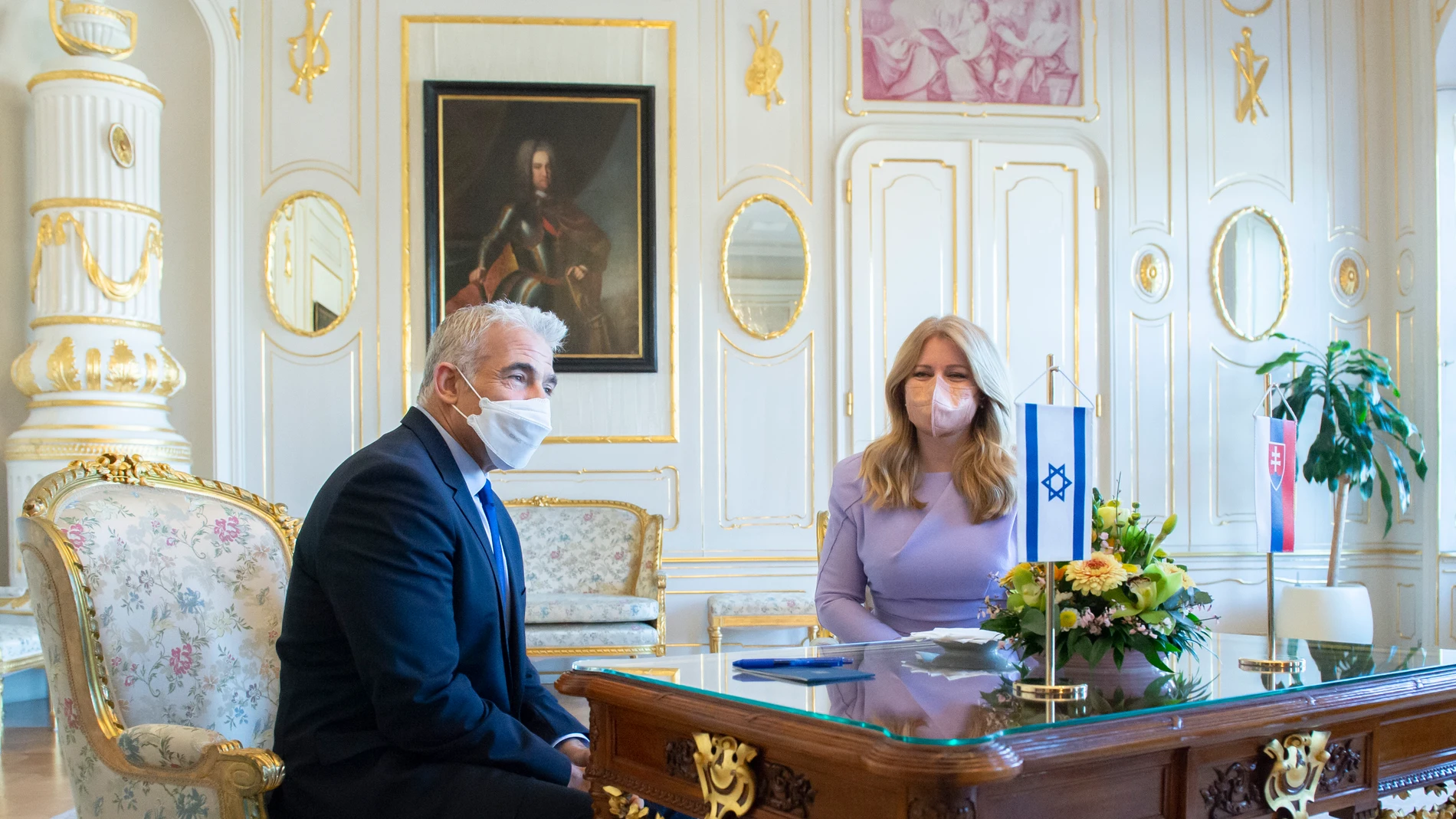 El jefe de la diplomacia israelí, Yair Lapid, se reúne con la presidenta de Eslovaquia, Zuzana Caputova, este lunes en Bratislava