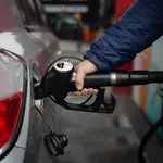 Un hombre reposta gasolina en una gasolinera de Barcelona, a 11 de marzo de 2022.