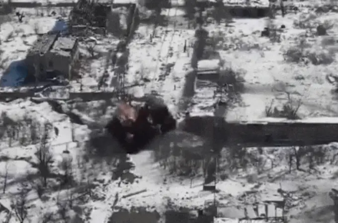 El dramático momento en que un carro de combate ruso es destruido por tropas ucranianas